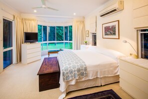 3 bedrooms, desk, iron/ironing board, travel cot - Luxury Home in Nature surrounded by Wallabies (Clifton Beach)