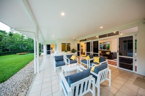 Terrace/patio - Luxury Home in Nature surrounded by Wallabies (Clifton Beach)