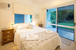 3 bedrooms, desk, iron/ironing board, travel crib - Luxury Home in Nature surrounded by Wallabies (Clifton Beach)