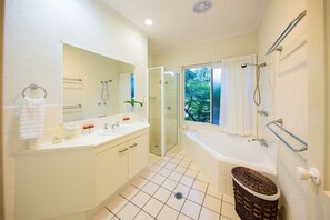 Bathtub, hair dryer, towels, soap - Luxury Home in Nature surrounded by Wallabies (Clifton Beach)