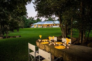 Outdoor dining - Luxury Home in Nature surrounded by Wallabies (Clifton Beach)