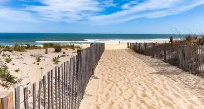 Dog-Friendly Beach House - Fast WiFi, Central AC, Gas Fireplace & Washer/Dryer