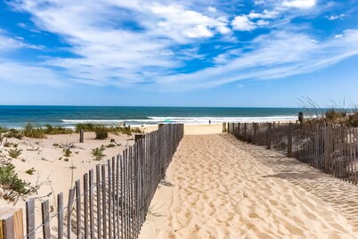 Dog-Friendly Beach House - Fast WiFi, Central AC, Gas Fireplace & Washer/Dryer