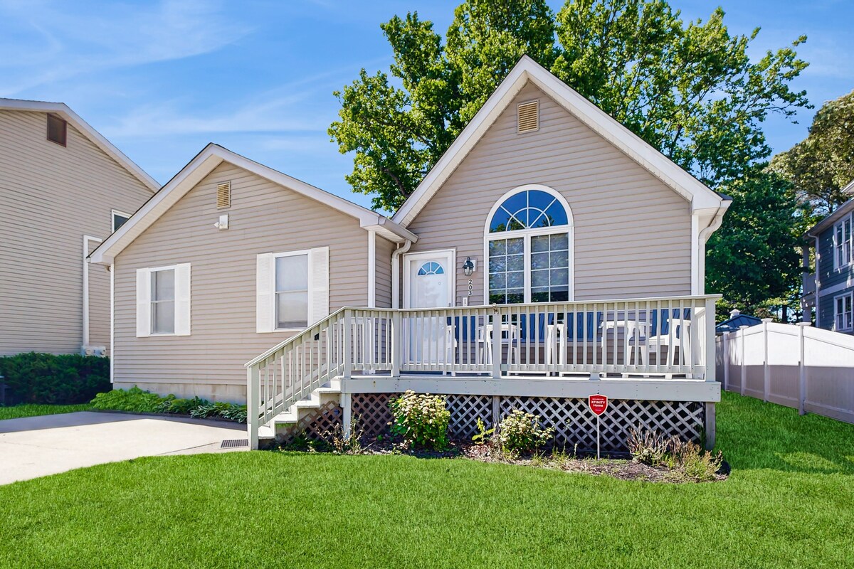 Dog-Friendly Beach House - Fast WiFi, Central AC, Gas Fireplace & Washer/Dryer