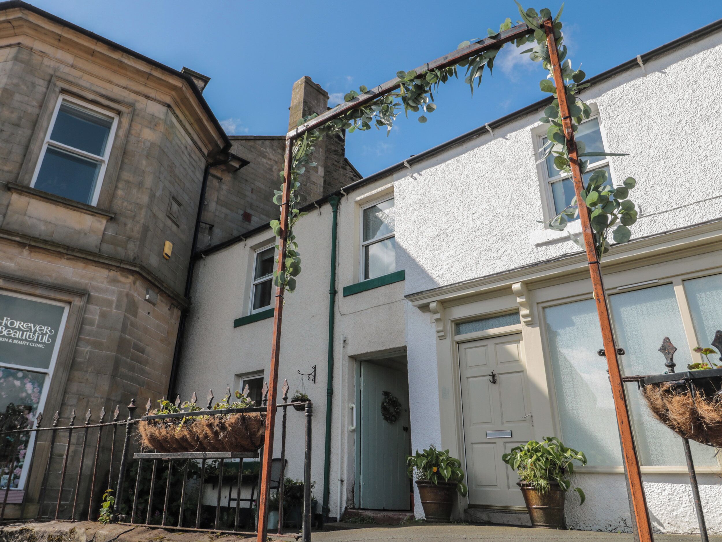 THE OLD BAKERY, pet friendly, character holiday cottage in Wooler
