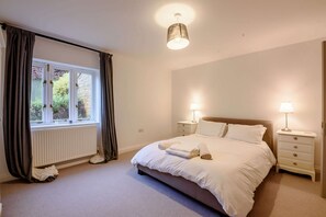 5 bedrooms, iron/ironing board, travel cot, WiFi - Dog friendly holiday cottage in the Cotswolds with cinema room and superb garden - Landgate House (Blockley)