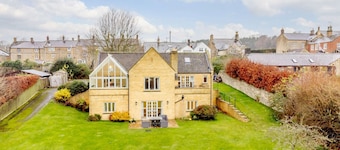 Dog friendly holiday cottage in the Cotswolds with cinema room and superb garden - Landgate House