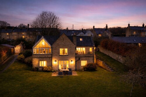 Dog friendly holiday cottage in the Cotswolds with cinema room and superb garden - Landgate House