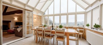 Dog friendly holiday cottage in the Cotswolds with cinema room and superb garden - Landgate House