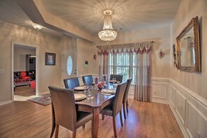 Dining - Screened Patio: Rincon Home, 18 Mi to Savannah! (Rincon)