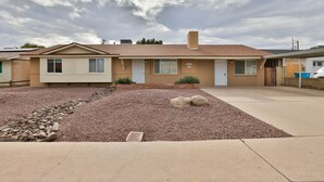 Exterior - North Phoenix home with 3 Bed 2 Bath - SLEEPS 6 - Close to Freeway I-17 (Phoenix)