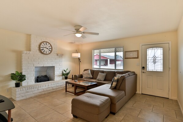 Smart TV, fireplace