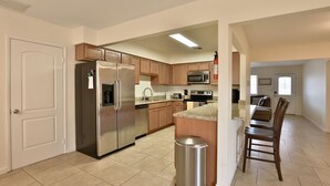 Coffee/tea maker, fridge, microwave, oven - North Phoenix home with 3 Bed 2 Bath - SLEEPS 6 - Close to Freeway I-17 (Phoenix)