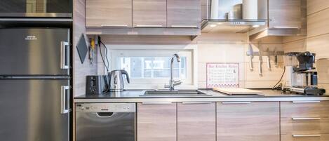 Kühlschrank, Mikrowelle, Geschirrspüler, Kochgeschirr/Geschirr/Besteck