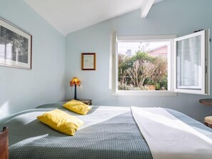 3 bedrooms, iron/ironing board, free Internet