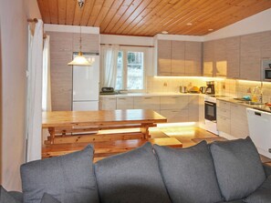 Kjøleskap, mikrobølgeovn, oppvaskmaskin og kjøkkenutstyr