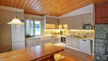 Fridge, microwave, dishwasher, cookware/dishes/utensils