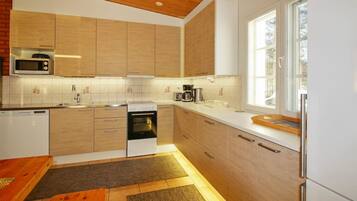 Een koelkast, een microgolfoven, een vaatwasser