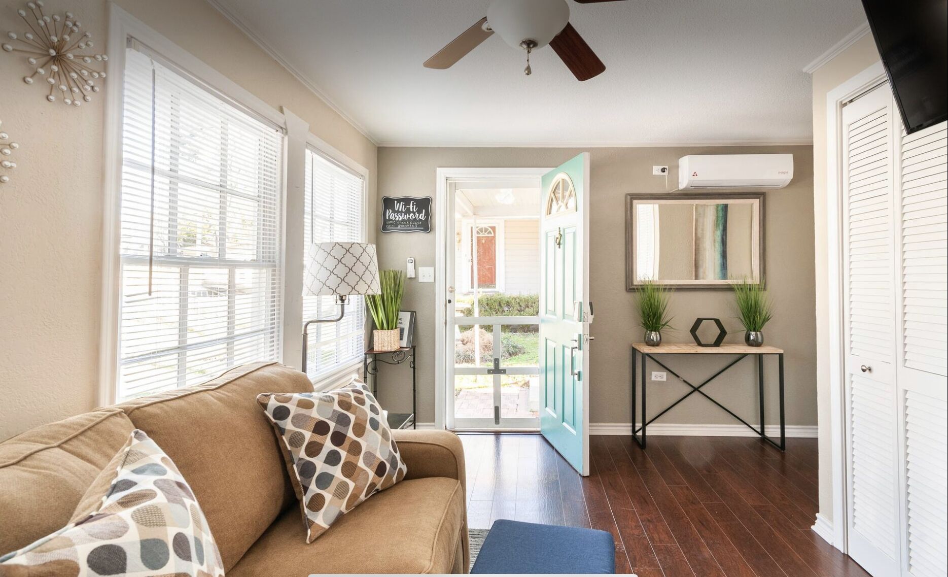 Glamorous Guest House ~ Prime Tyler Location Near ALL Hospitals  
-PET FRIENDLY-