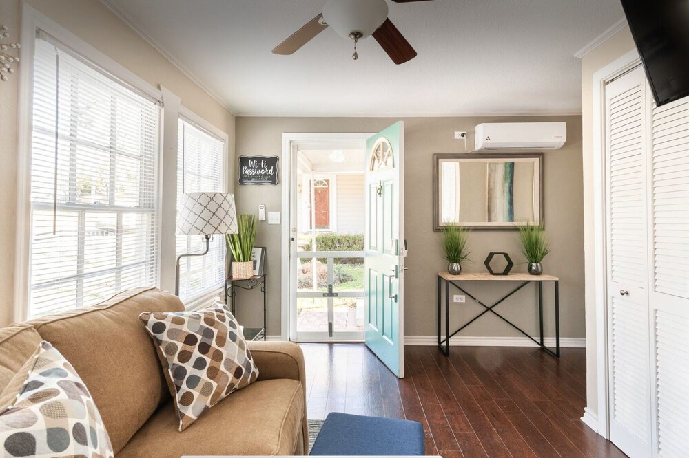 Glamorous Guest House ~ Prime Tyler Location Near ALL Hospitals
-PET FRIENDLY-