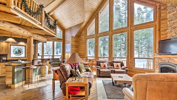 A spacious log cabin interior with a large dining area, a cozy living room with multiple seating options, and a fireplace. - 9 Mi to Slopes! Hot Tub Hideaway in Breckenridge (Breckenridge)