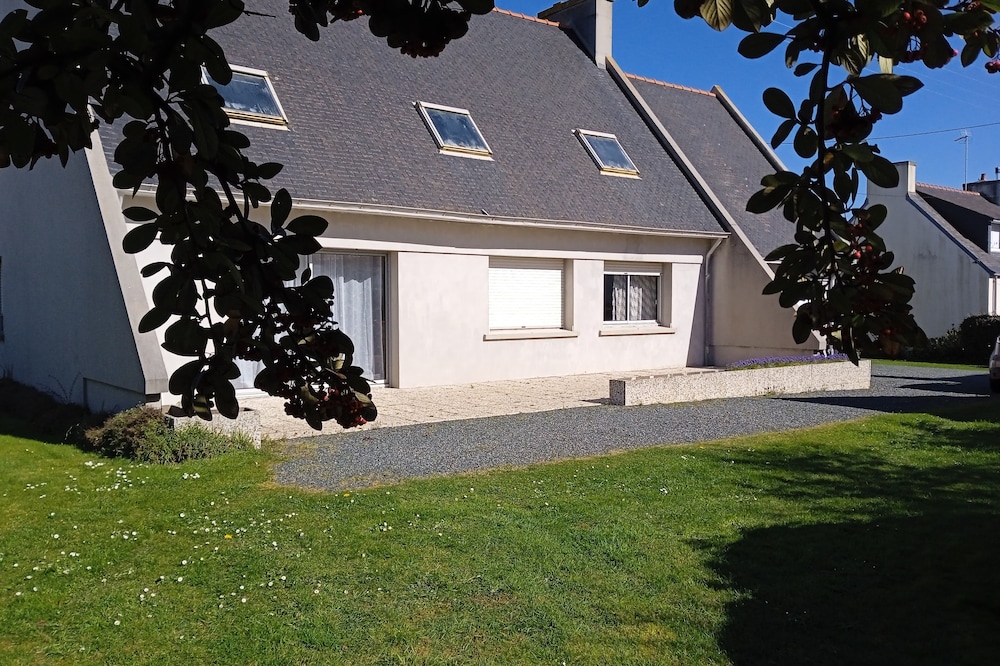 near the port single storey house with enclosed garden