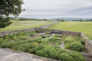 Outdoor dining - Hill Top Farm, Askrigg, Yorkshire Dales (Askrigg, Nr Leyburn)