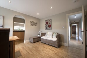 Televisión, chimenea, tenis de mesa y libros