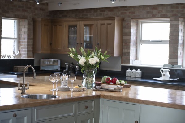 Jääkaappi, mikroaaltouuni, uuni, astianpesukone