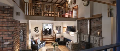 Televisor, llar de foc, taula de tennis de taula i llibres