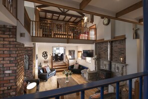 TV, fireplace, ping pong, books - Hill Top Farm, Askrigg, Yorkshire Dales (Askrigg, Nr Leyburn)