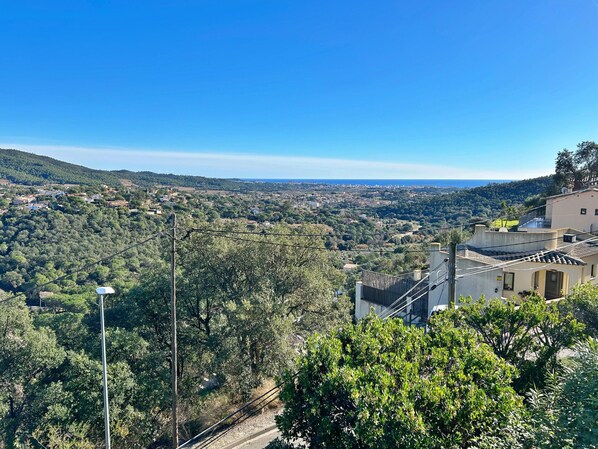 A scenic view of a hillside village with traditional architecture, lush greenery, and a clear blue sky. - Villa Schenk - Urb Rio de Oro, Calonge, Catalonia (Calonge)