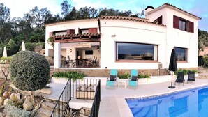A two-story house with a swimming pool, a balcony, and a patio area with outdoor furniture. - Villa Schenk - Urb Rio de Oro, Calonge, Catalonia (Calonge)