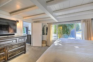 2 habitaciones, escritorio y tabla de planchar con plancha 