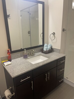 Duschwanne, Handtücher, Seife, Toilettenpapier