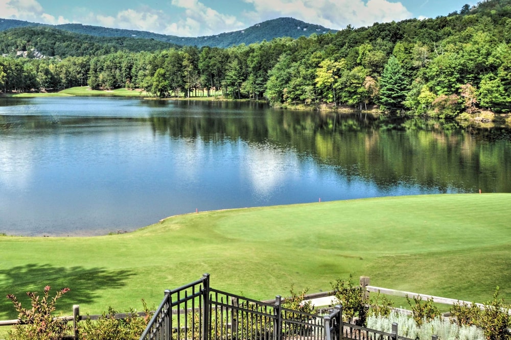 Big Canoe Cabin w/ Mountain View, Hiking & Lake!