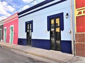 Exterior - RENOVATED COLONIAL w 60 FT POOL (Merida)