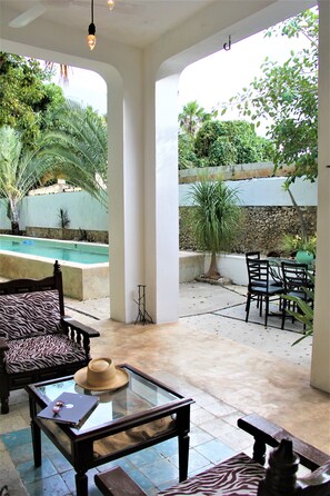 Outdoor dining - RENOVATED COLONIAL w 60 FT POOL (Merida)