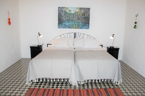 2 bedrooms, iron/ironing board, WiFi, bed sheets - RENOVATED COLONIAL w 60 FT POOL (Merida)