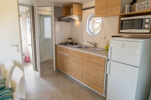 Kühlschrank, Mikrowelle, Wasserkocher mit Kaffee-/Teezubehör