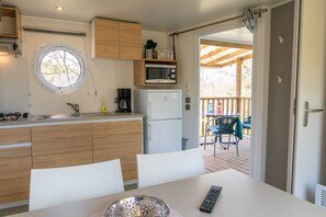 Kühlschrank, Mikrowelle, Wasserkocher mit Kaffee-/Teezubehör