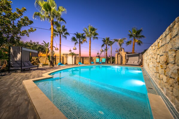 Piscine couverte, piscine extérieure