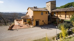 Un edificio tradicional con un patio, un pequeño jardín y vistas al campo.