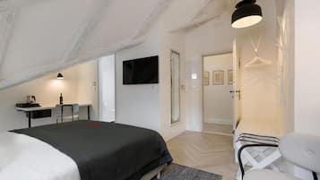 Deluxe Room (Room 2) | Egyptian cotton sheets, premium bedding, memory foam beds