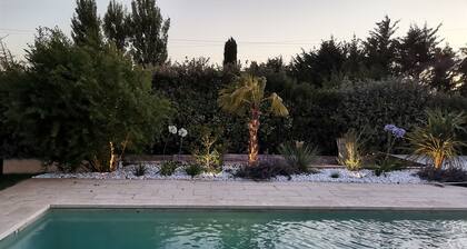 Bastide des tilleuls beautiful, quiet, shady property on the heights of Noves