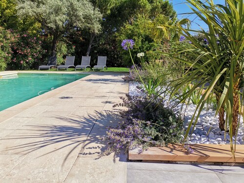 Bastide des tilleuls beautiful, quiet, shady property on the heights of Noves