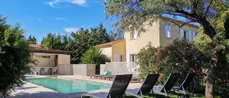 Una piscina al aire libre