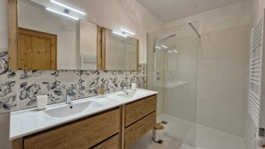Baignoire, séchoir à cheveux, savon, papier de toilette
