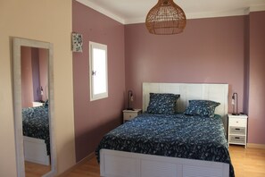 4 bedrooms, desk, iron/ironing board, free WiFi