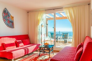 Una televisión, videojuegos, un reproductor de DVD